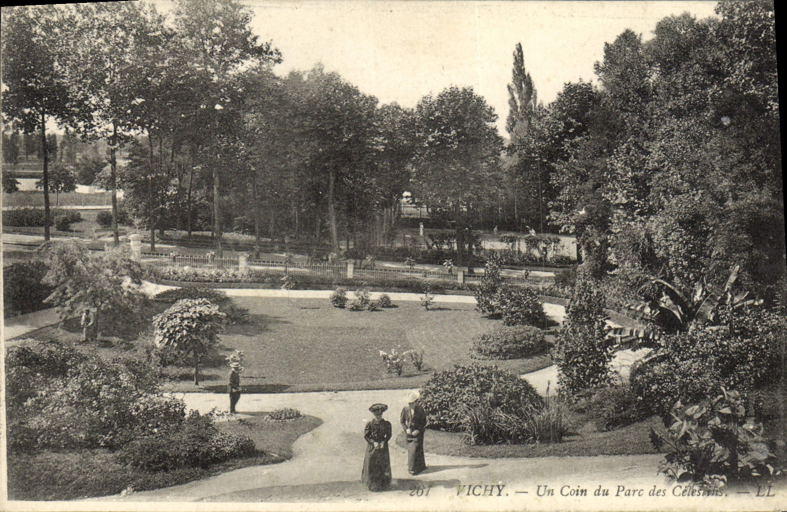 CPA Vichy Un Coin du Parc des Celestins