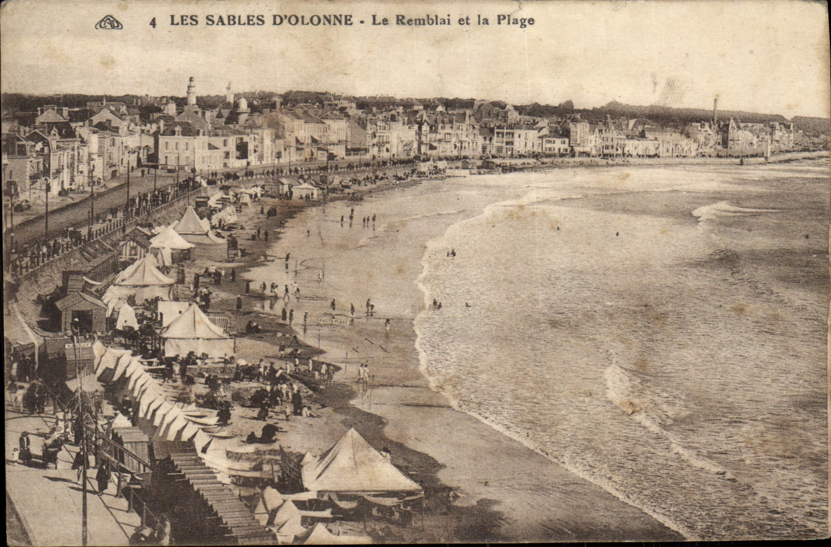CPA Les Sables D'Olonne Le Remblai et la Plage