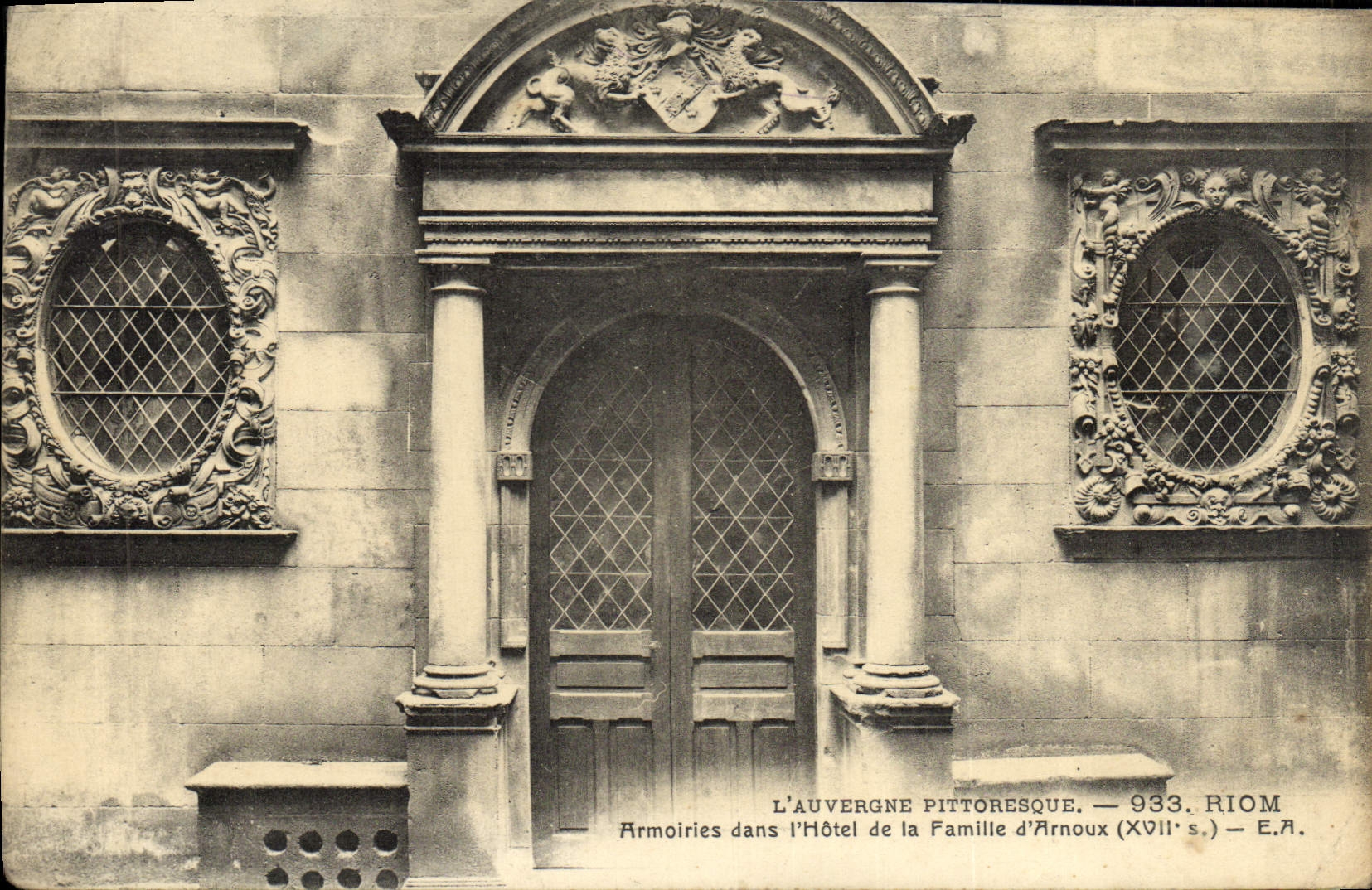 CPA Riom Armoiries dans l'hotel de la famille d'Amoux