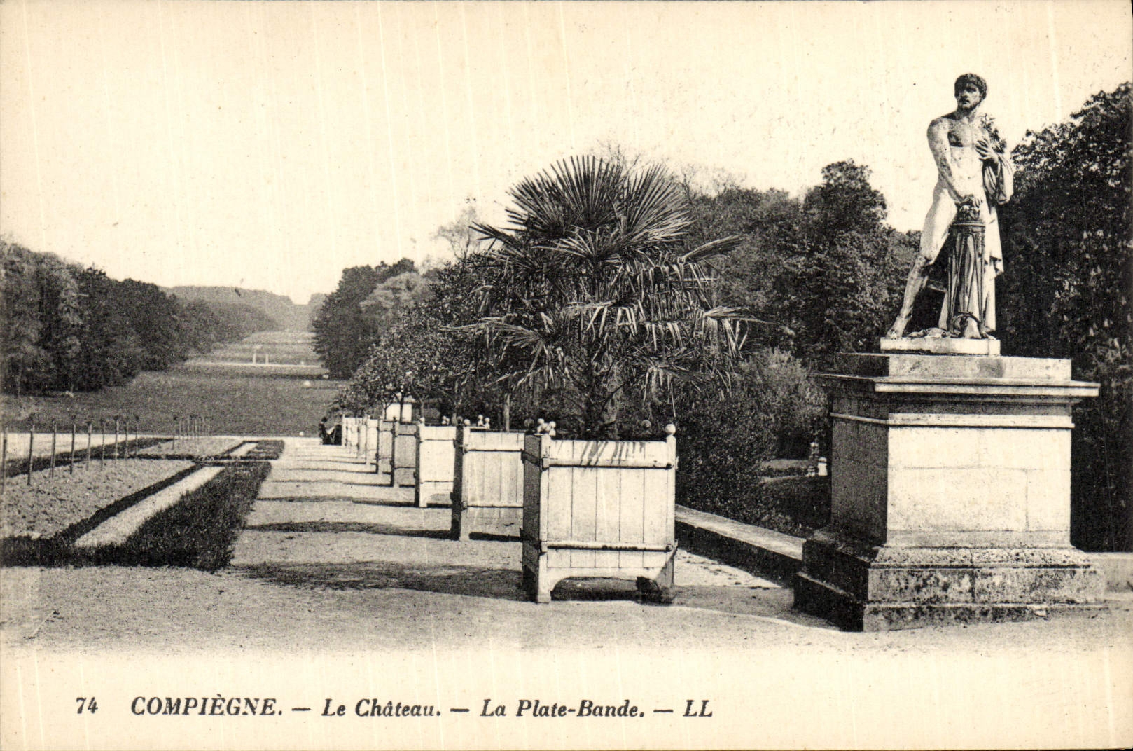 CPA Compiegne Le Chateau La Plate Bande