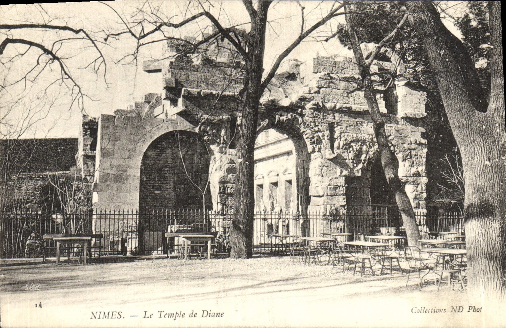 CPA Nimes Le Temple de Diane