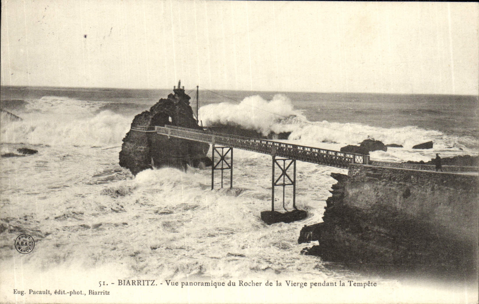CPA Biarritz Vue Panoramique du Rocher de la Vierge Pendant la Tempete