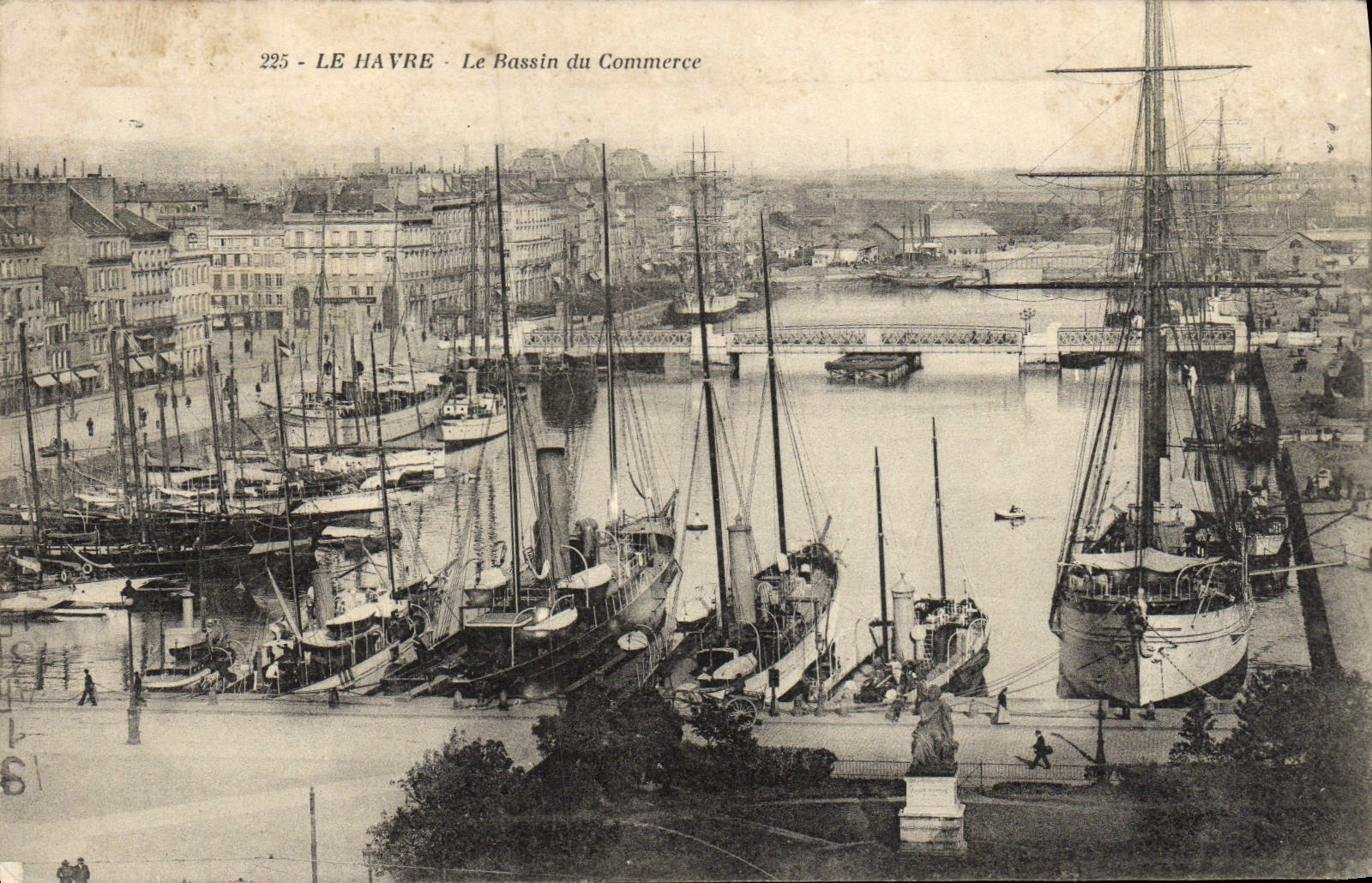 CPA Le Havre Le Bassin Du Commerce Bateaux