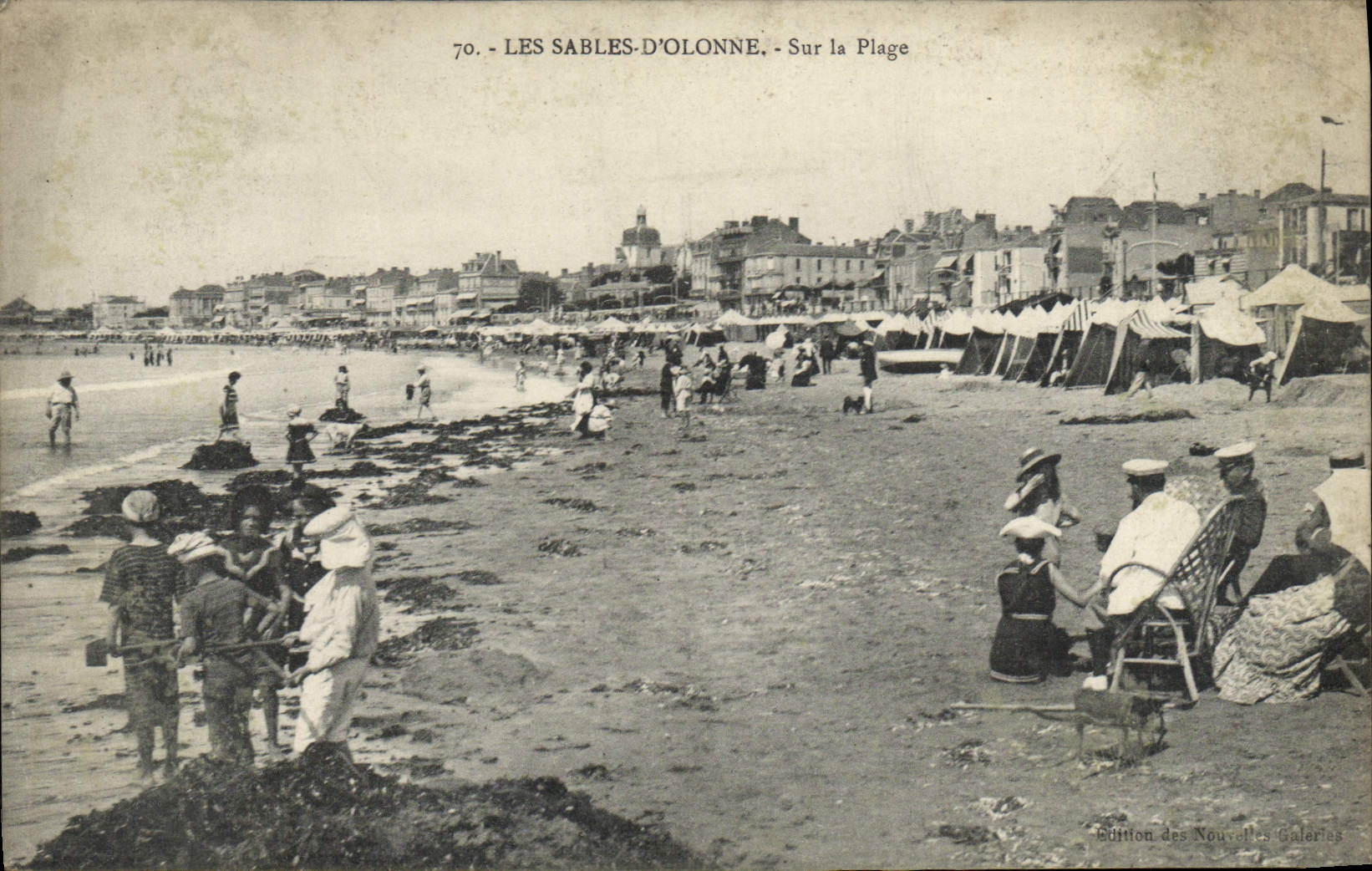 POSTAL de la VENDIMIA Sables d'Olonne en la playa
