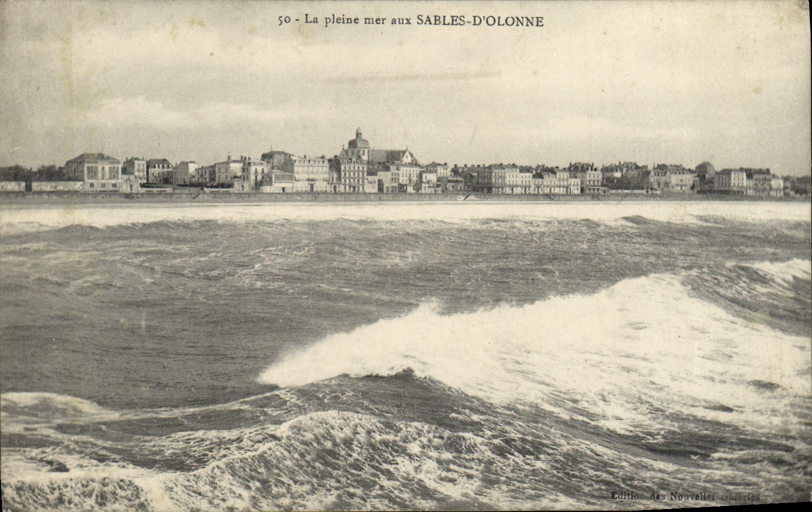 Arenas de la POSTAL de la VENDIMIA del mar lleno del olonne