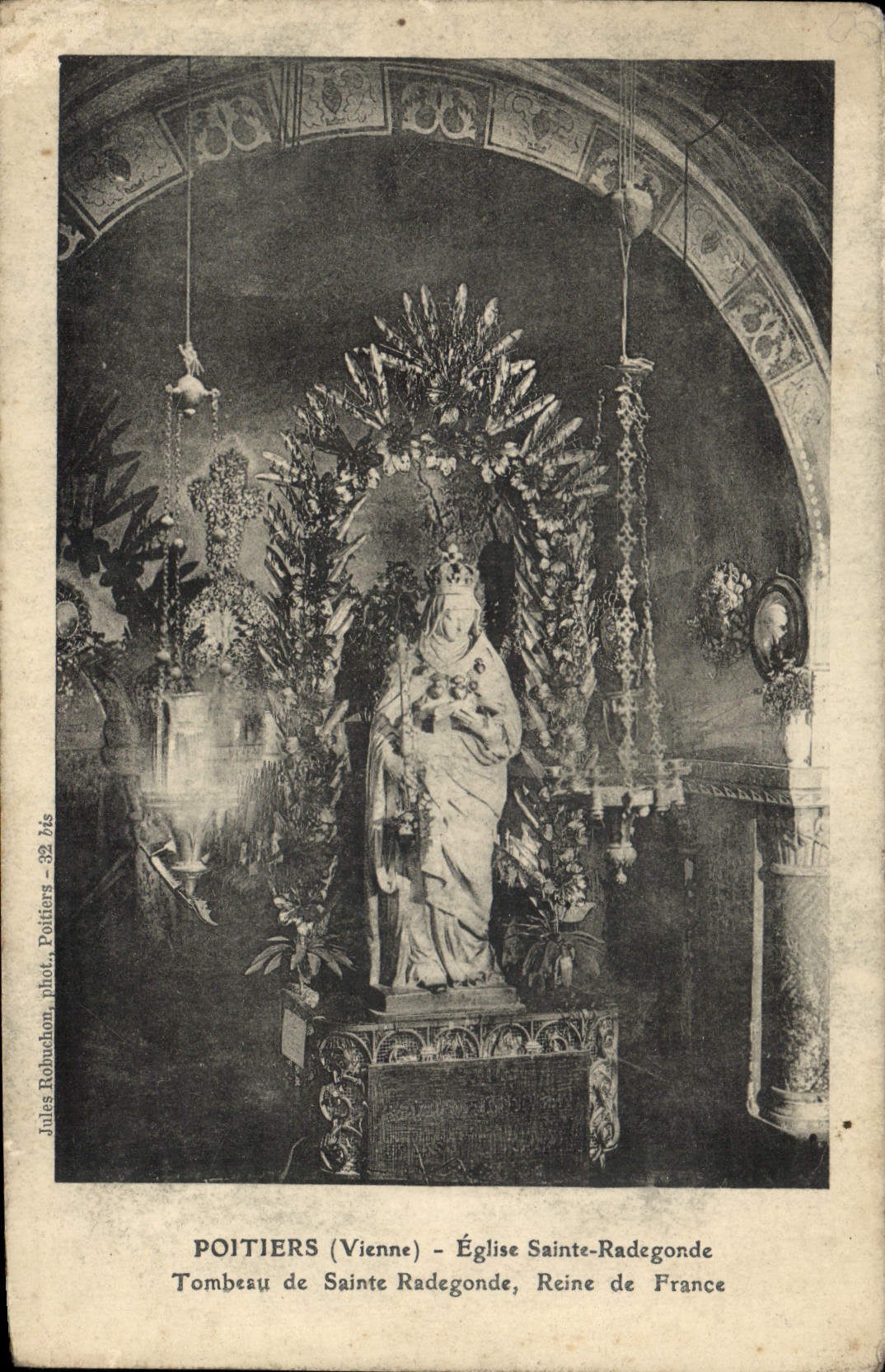 CPA Poitiers Eglise Saint Radegonde Tombeau de Sainte Radegonde Reine de France