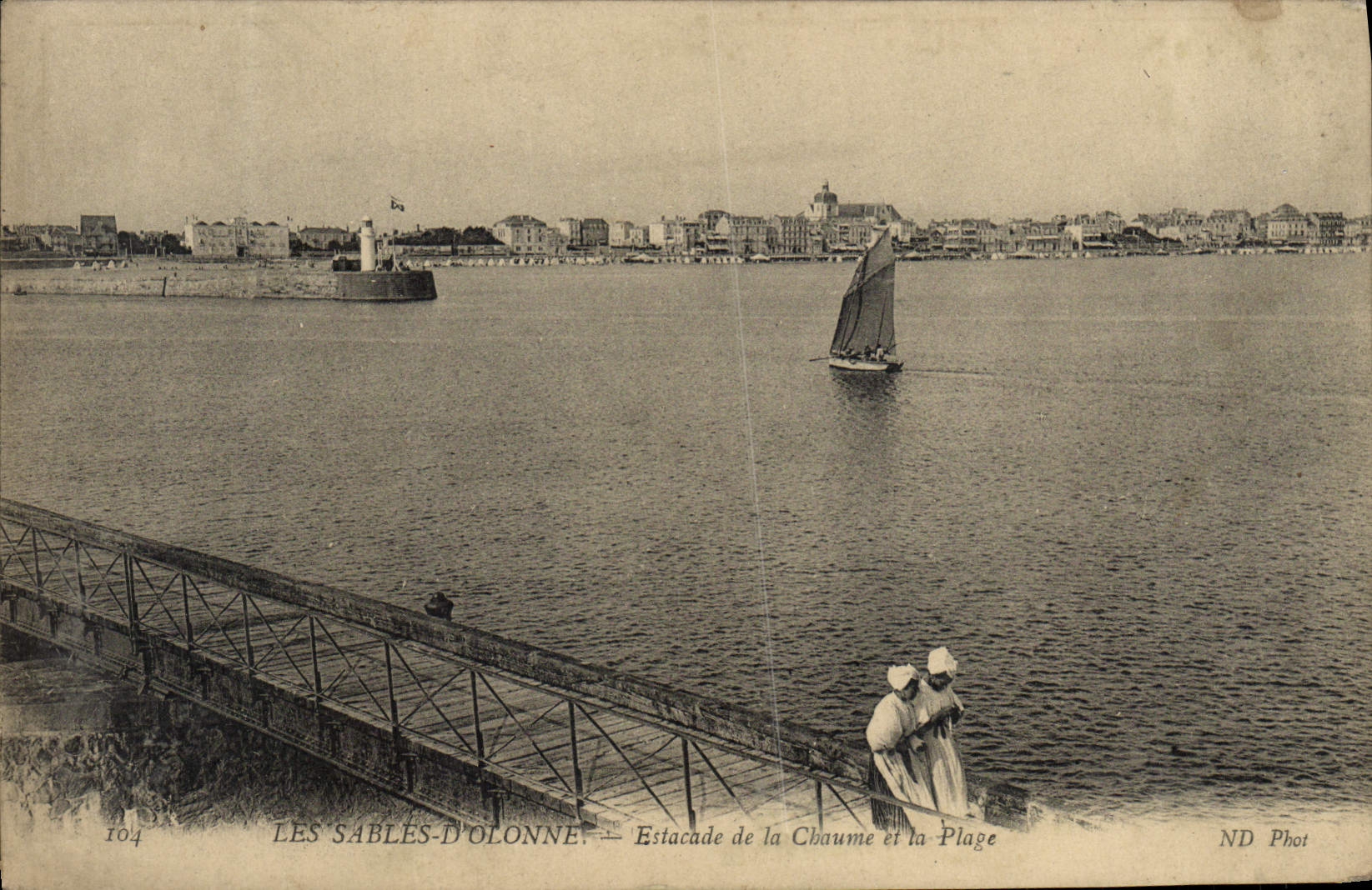 CPA Les Sables D'Olonne Estacade de la Chaume et la Plage