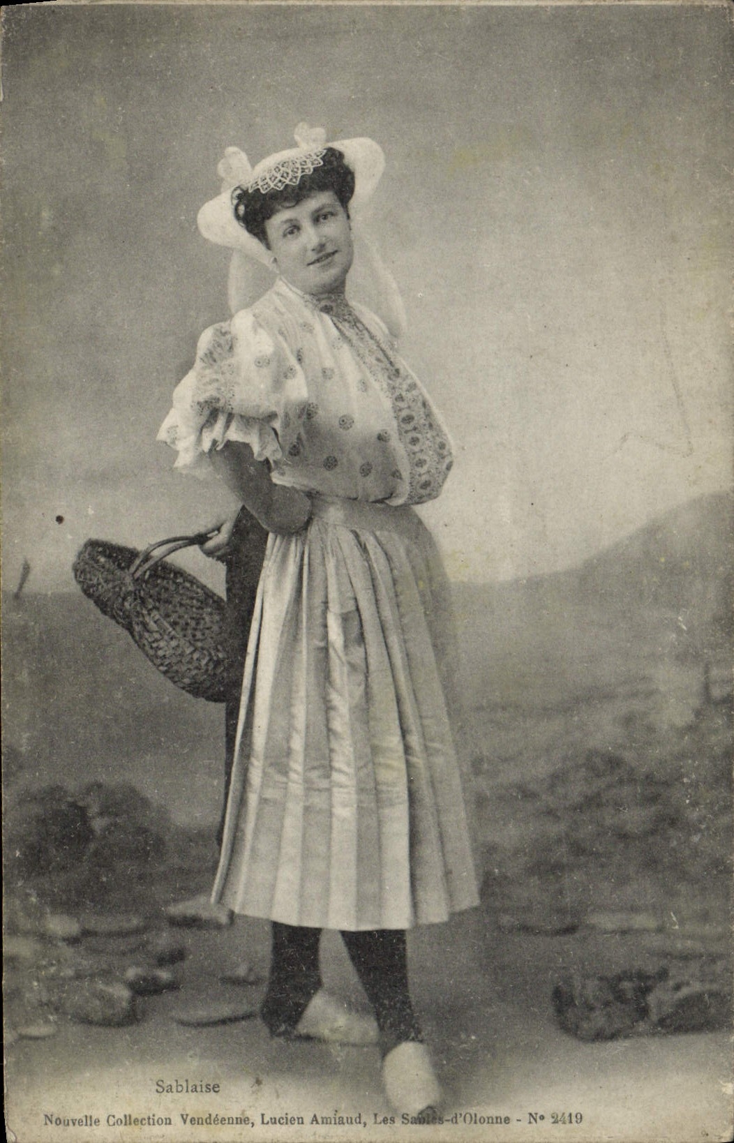 VINTAGE POSTCARD Sables d'Olonne Sablaise Folklore Costume