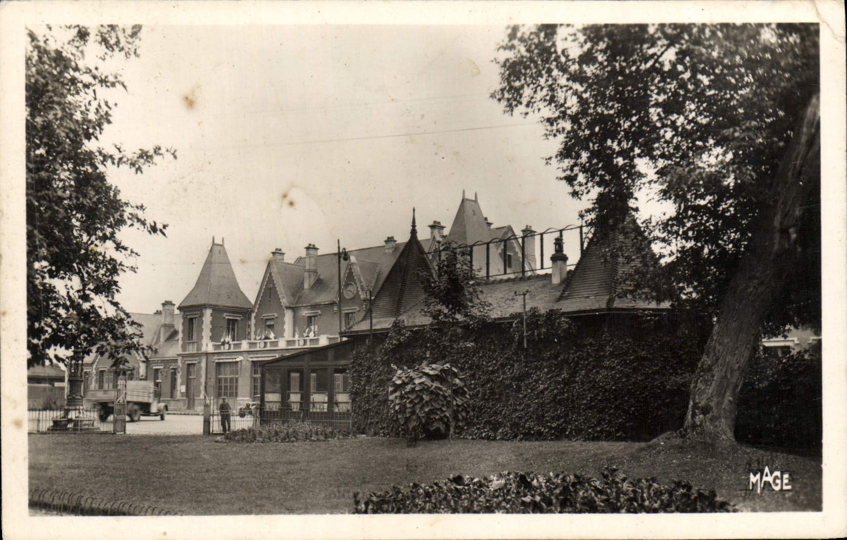 CPA Beauvais La Gare et le Jardin Public