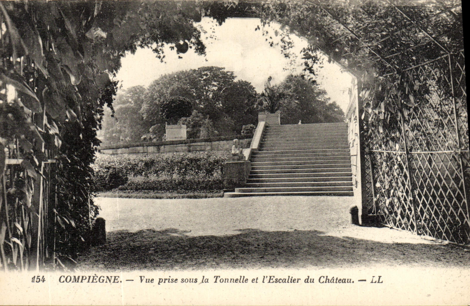 POSTAL Compiegne de la VENDIMIA visto de debajo el cenador y la escalera del castillo