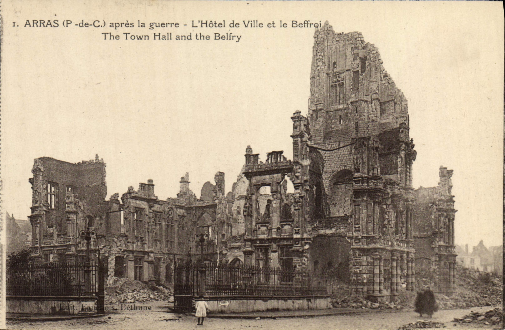 CPA Arras Apres La Guerre L'Hotel De Ville Et Le Beffroi Militaria