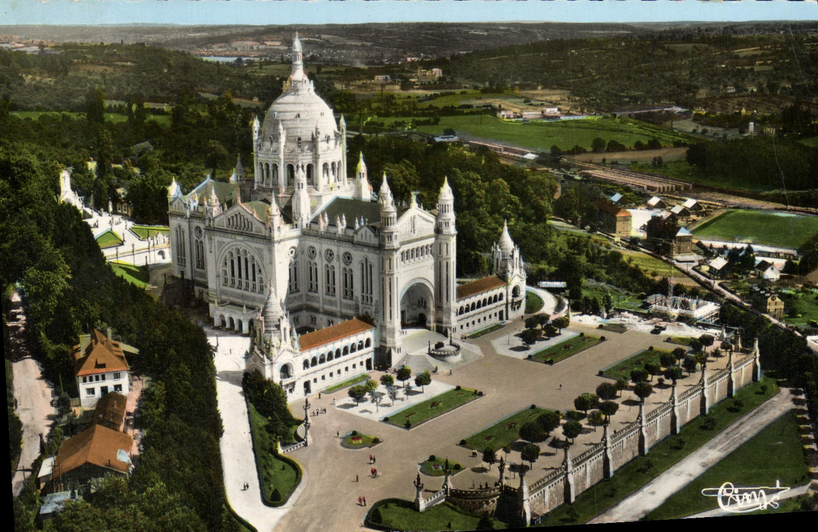 CPM Lisieux Vue Generale Aerienne De La Basilqiue