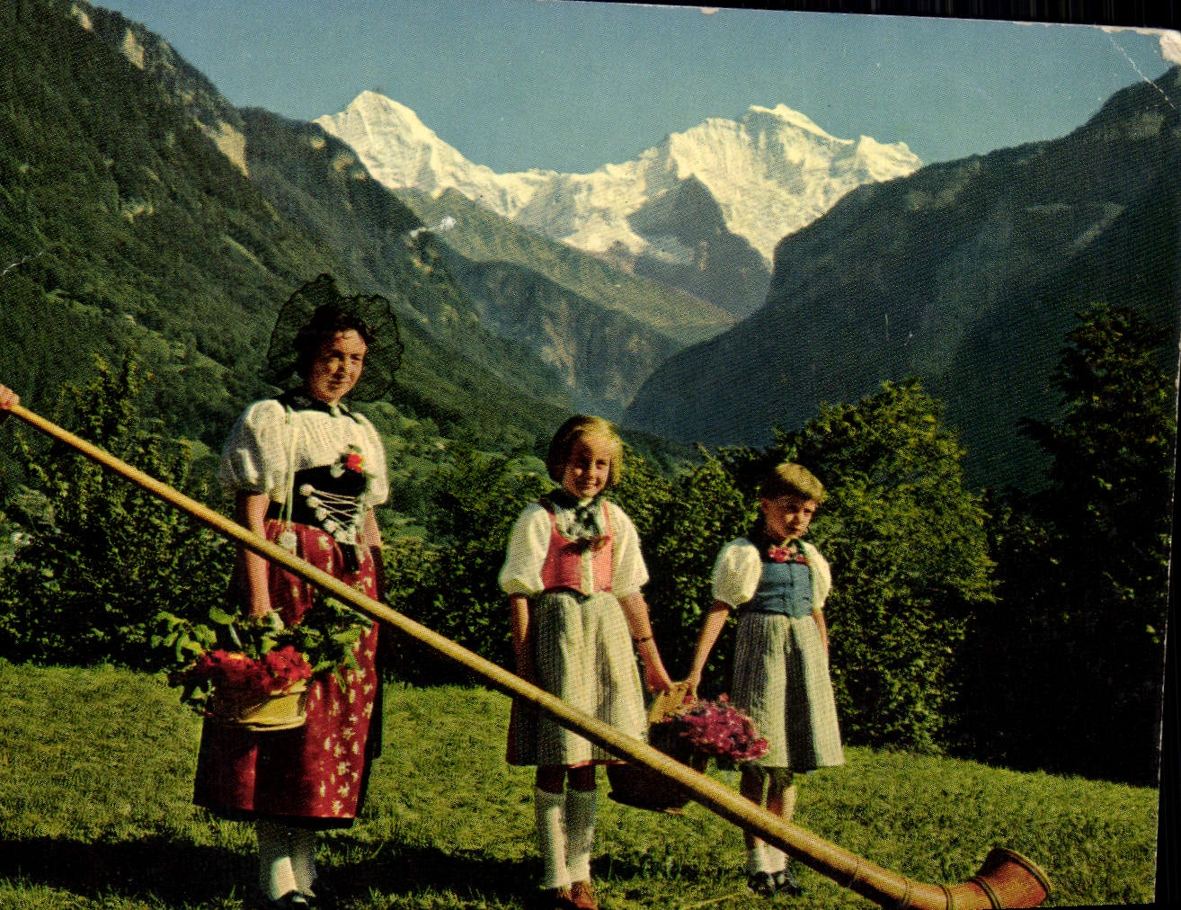 CPM Alphornblaser Mit Trachtengruppe Monch Und Jungfrau Folklore