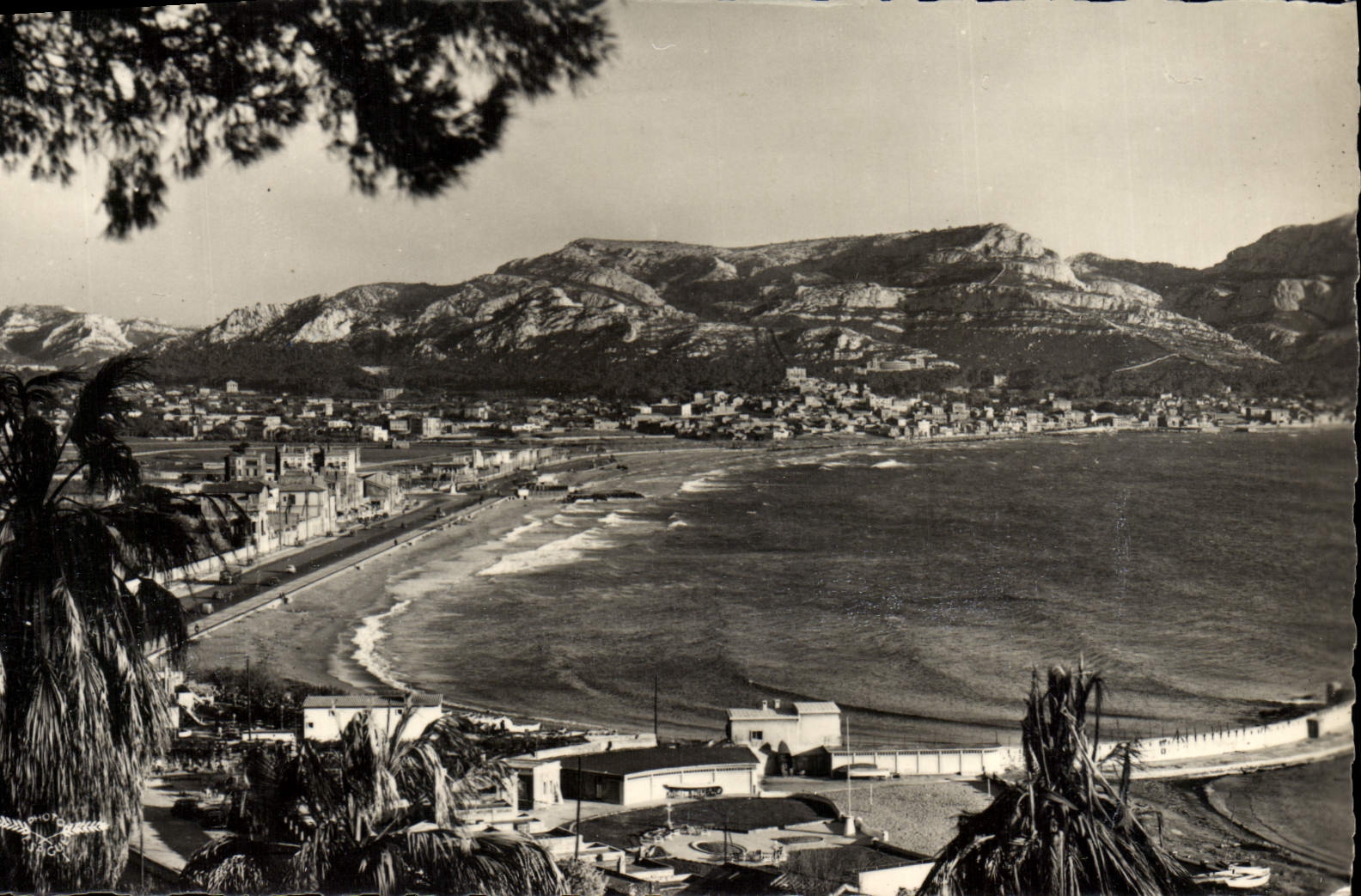 CPM Marseille La Promenade De La Plage Au fond Le massif de Marseilleveyre