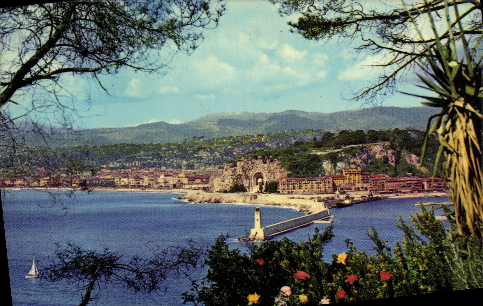 CPM Nice Vue Generale L'Entree Du Port