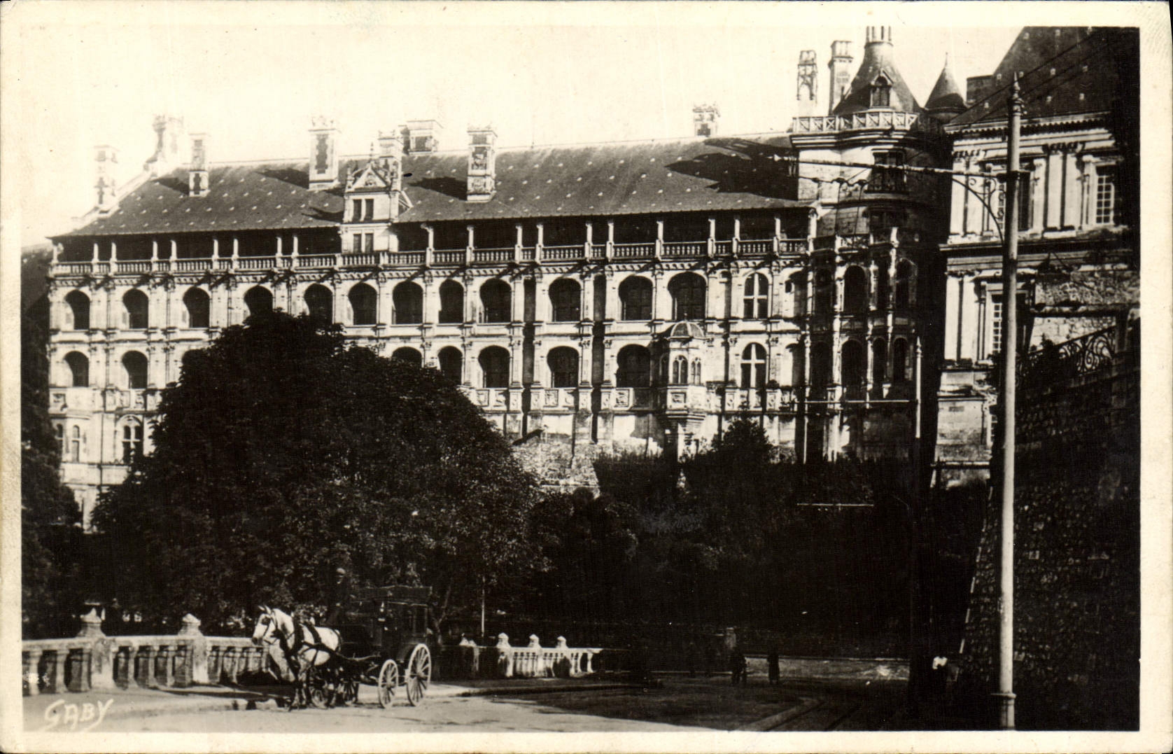 CPA Blois La Facade Du Chateau Et Place Victor Hugo