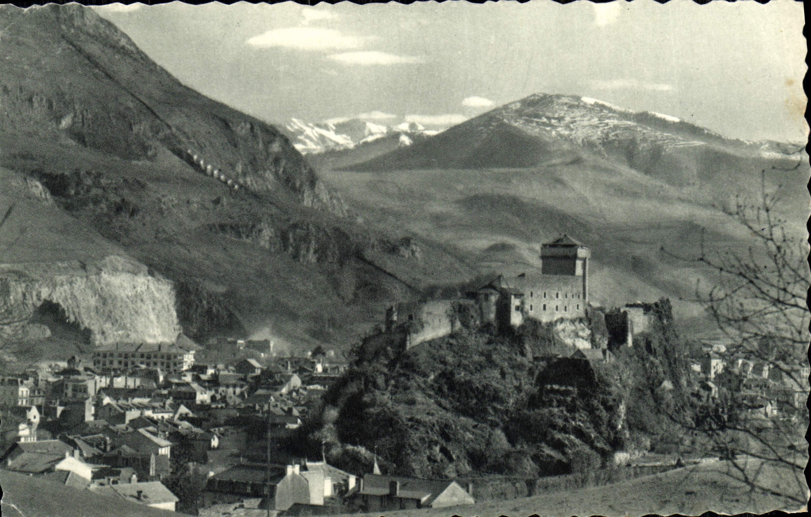 MODERN CARD Heavy the Castle