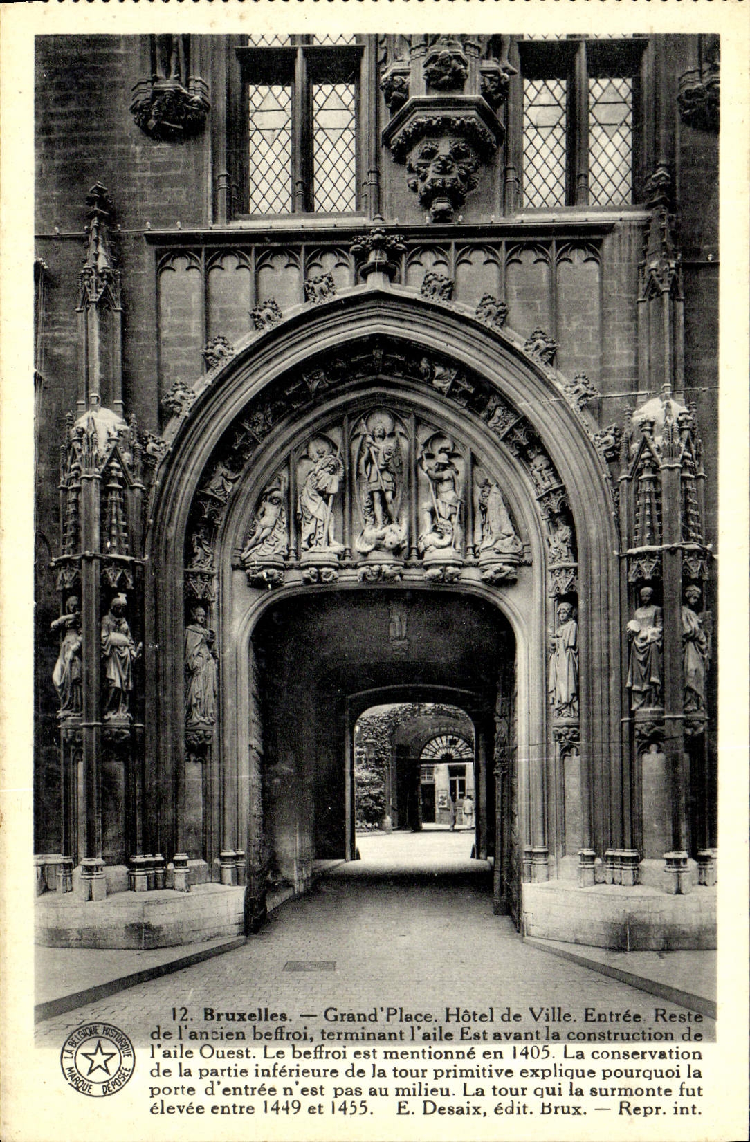 El ayuntamiento magnífico de los lugares de Bruselas de la POSTAL de la VENDIMIA incorporó el resto del campanario de una iglesia viejo