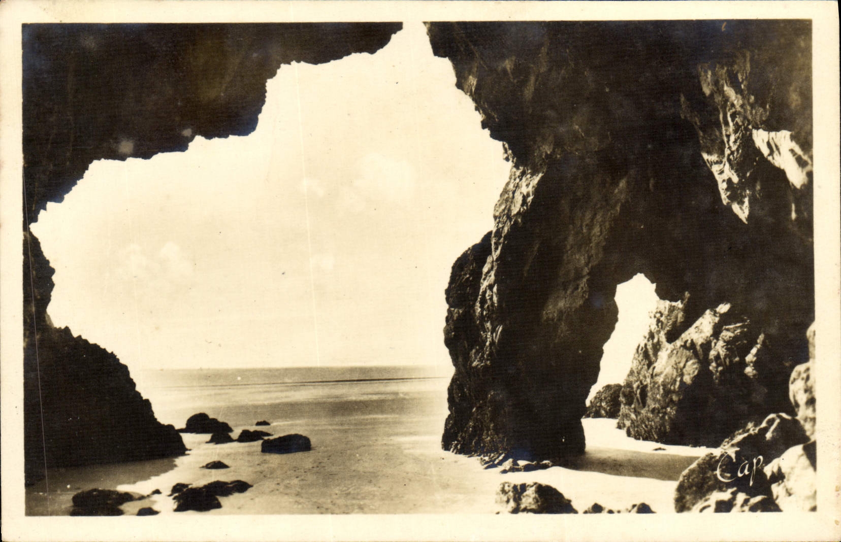 VINTAGE POSTCARD Morgat Cave of Romeo
