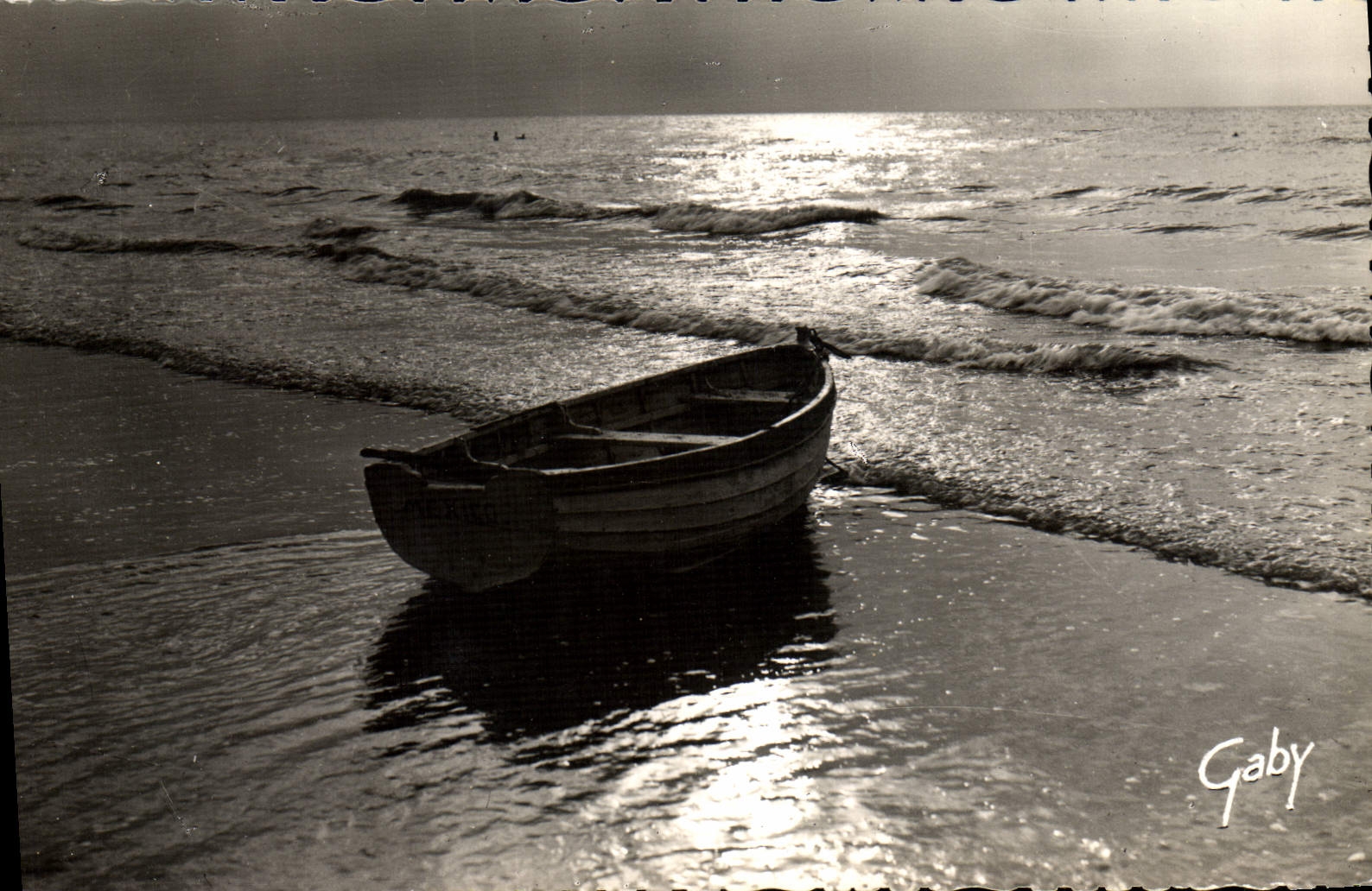 CPM La Cote Barque Au Repos