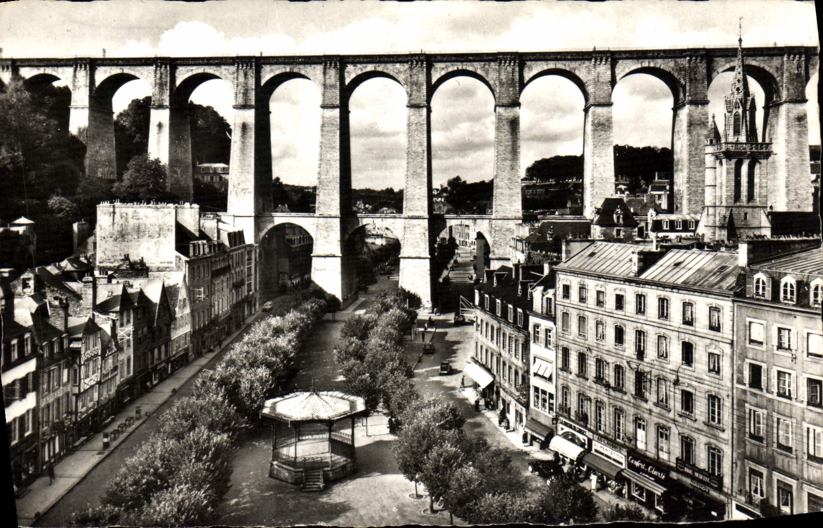 CPM Morlaix Place des Otages et le Viaduc