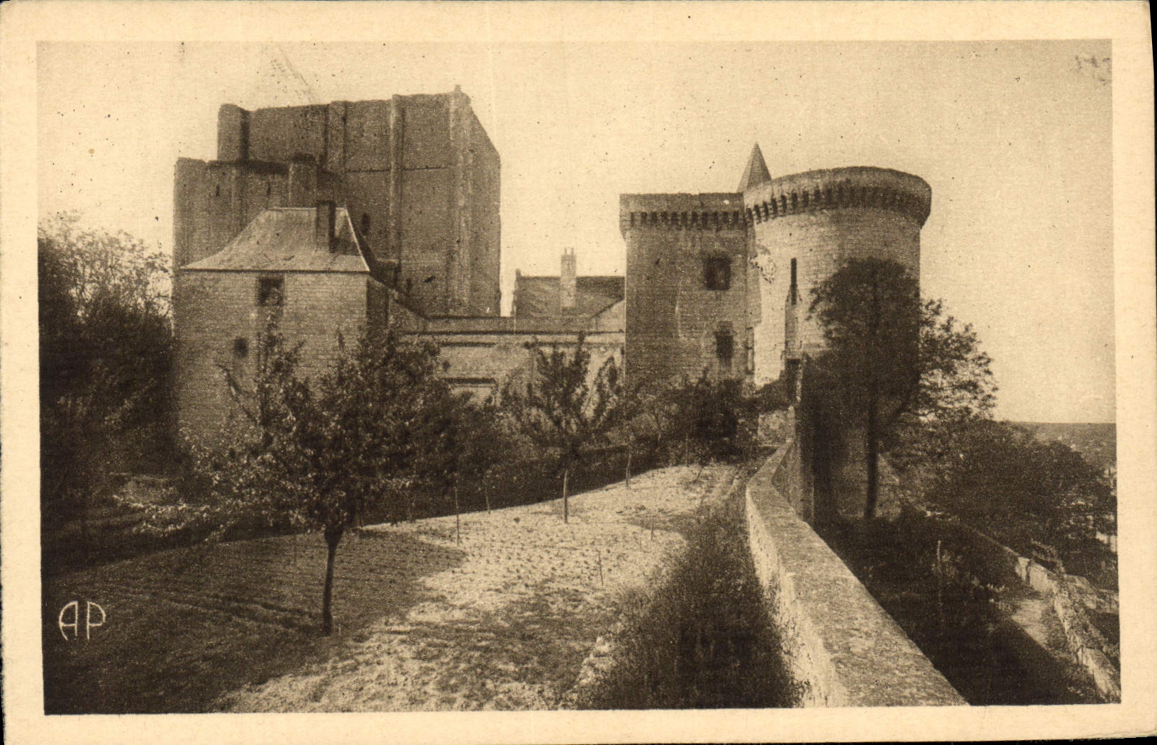 VINTAGE POSTCARD Loaches the Castle the keep the entry and the court Louis XI