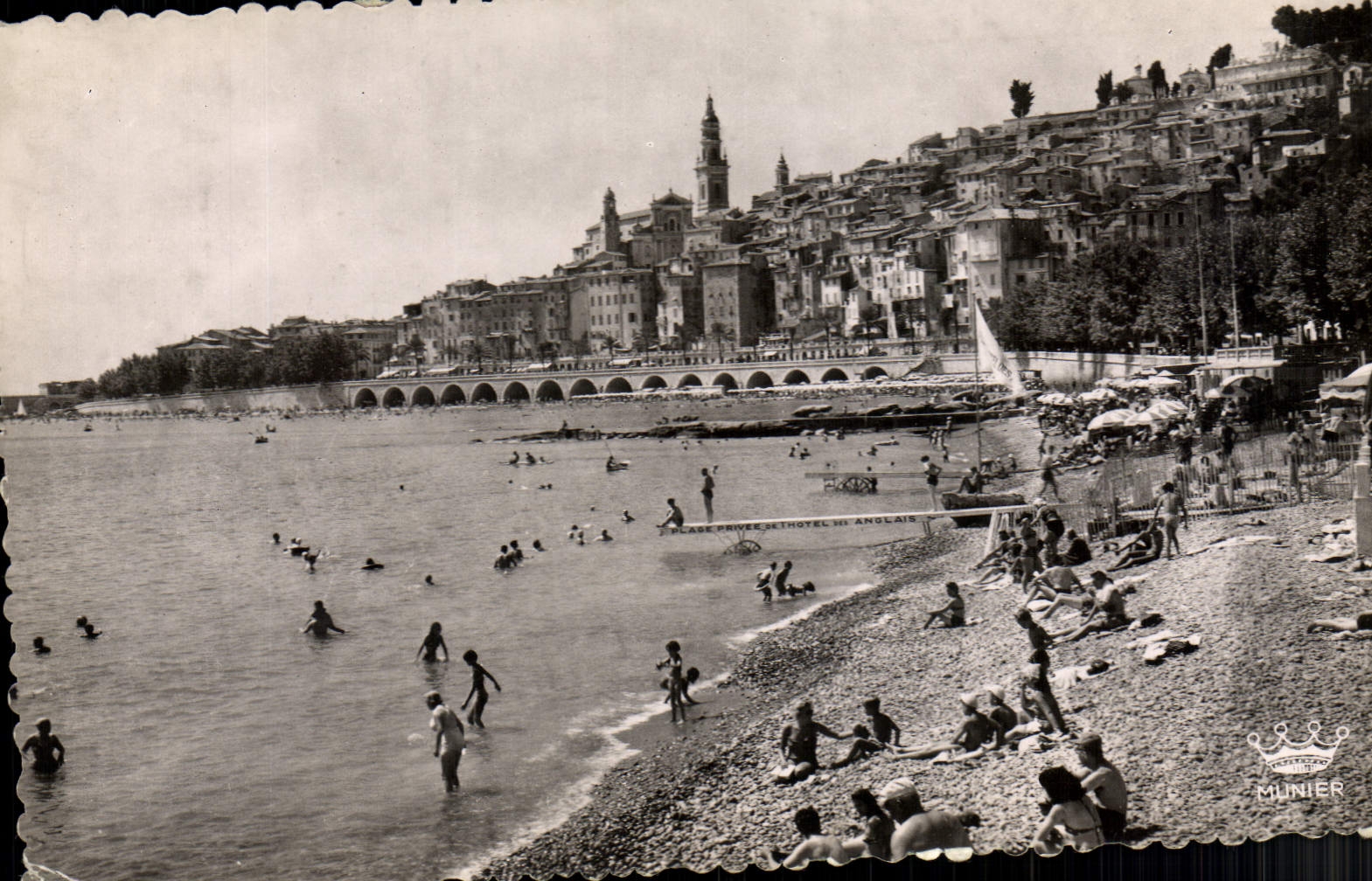 CPM Menton La Vieille Ville La Plage du Quai Bonaparte