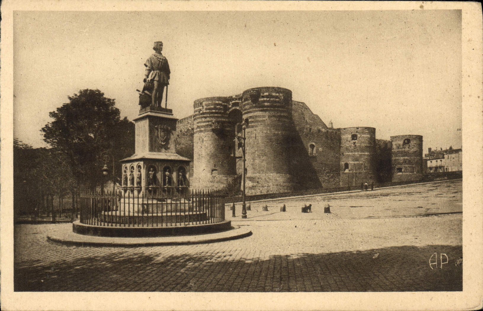 CPA Angers Le Chateau et Statue du Roi Rene