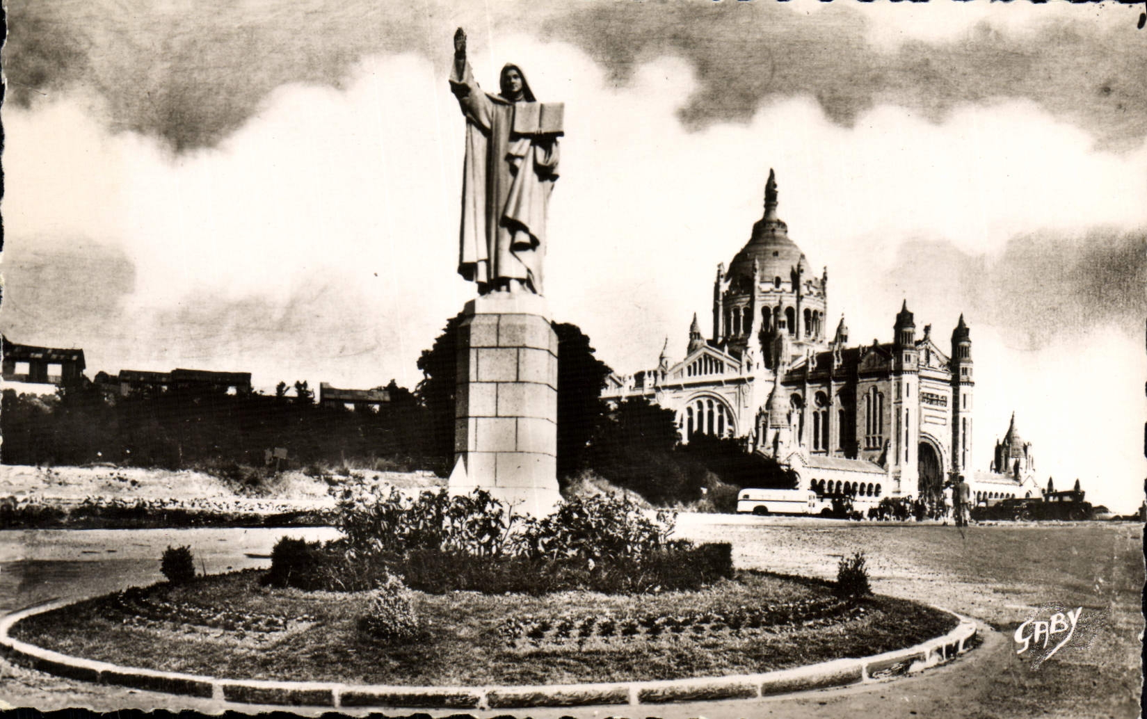 CPM Lisieux statue de Sainte Therese et la Basilique