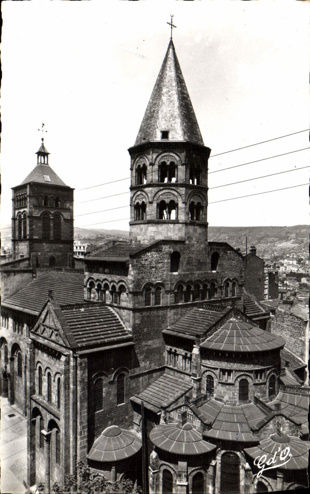POSTAL MODERNA iglesia de Clarmont Ferrand Notre Dame del puerto