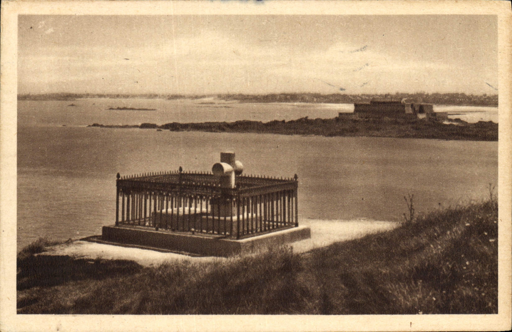 CPA Saint Malo Tombeau de Chateaubriand