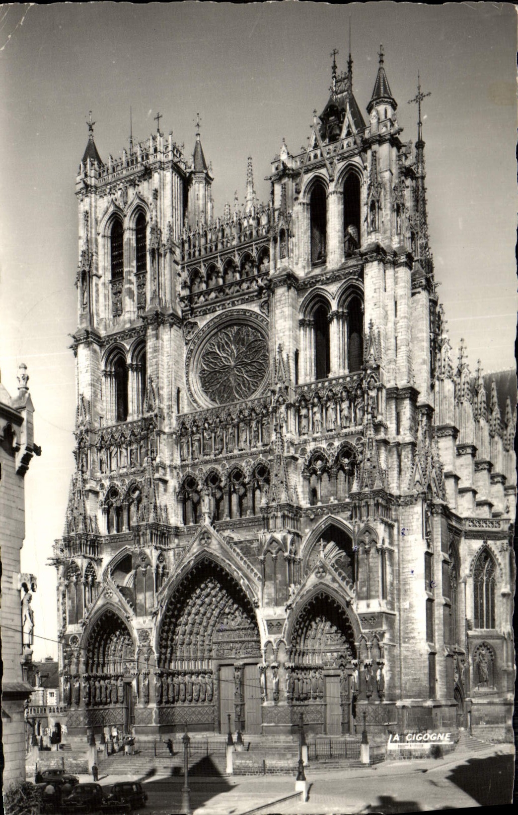 CPM Amiens La cathedrale Vue D'Ensemble