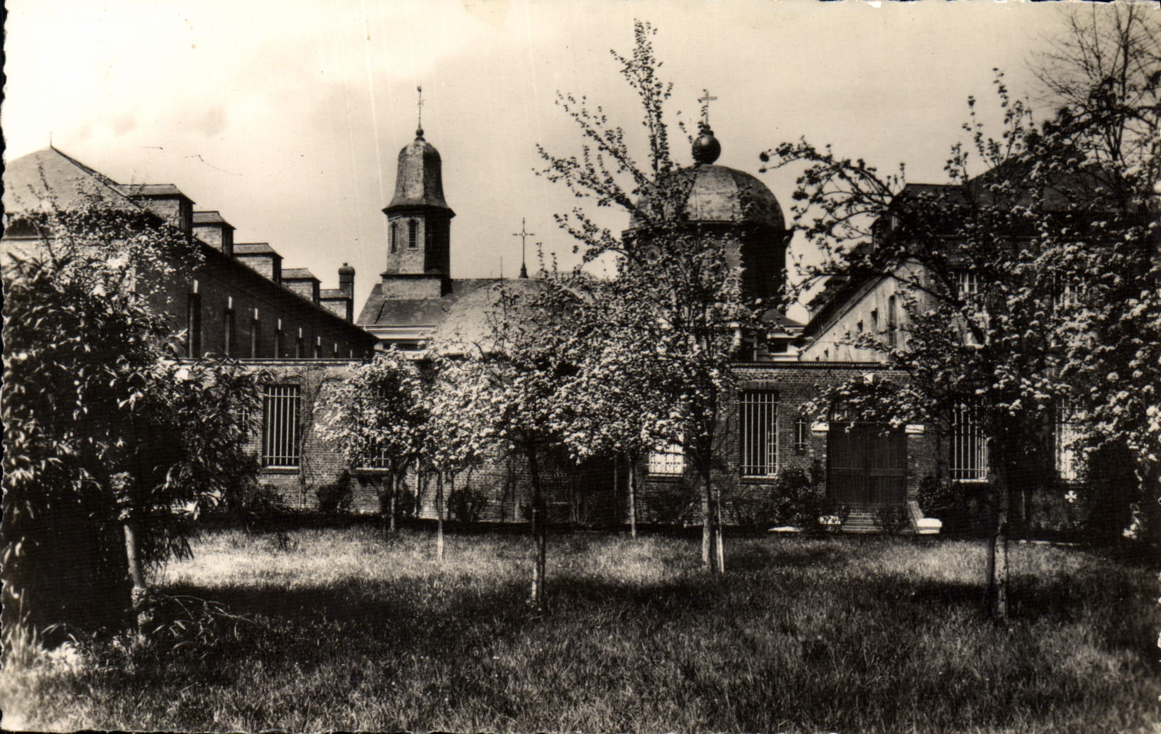 MODERN CARD Carmel de Lisieux Seen from inside the fence