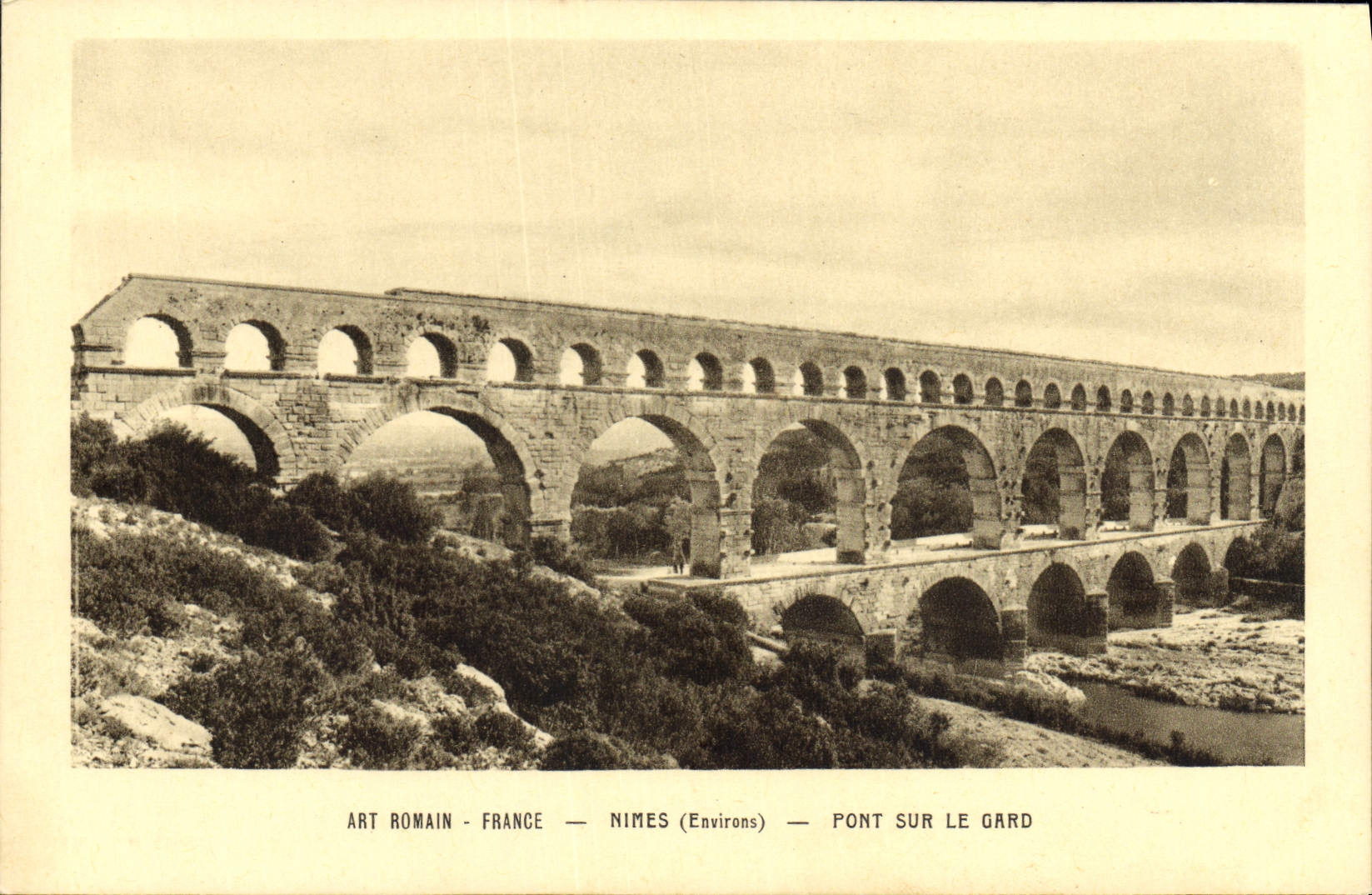 Puente de Nimes de la POSTAL de la VENDIMIA en Gard
