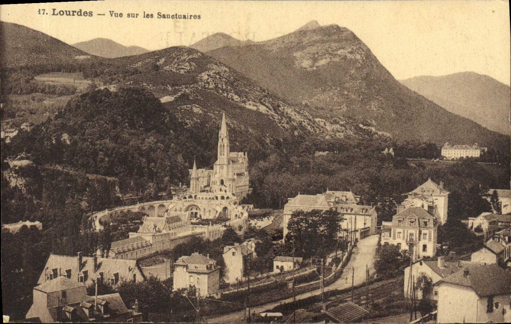 VINTAGE POSTCARD Heavy Sight On Sanotuaires