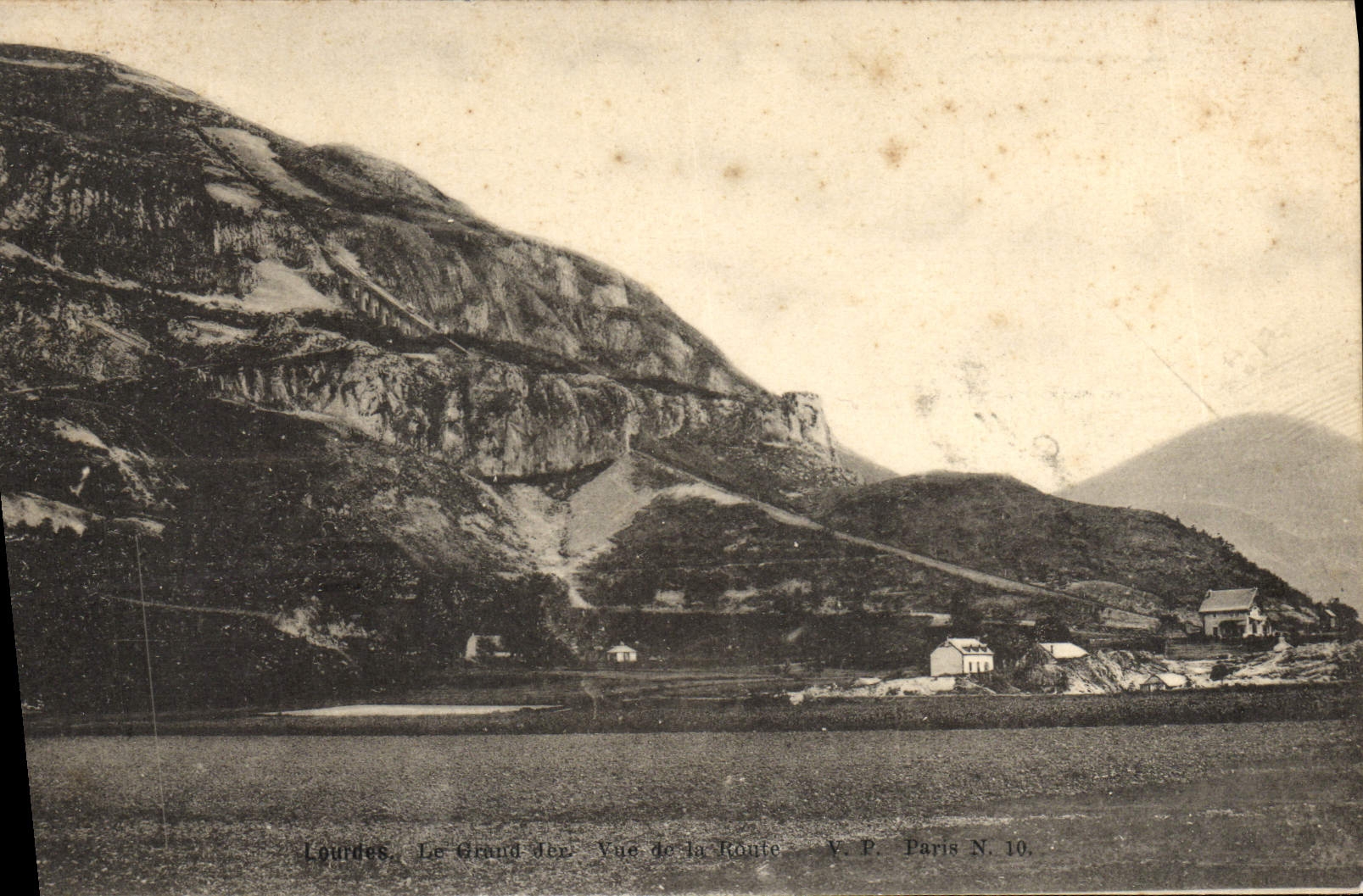 VINTAGE POSTCARD Heavy large Jetr seen of the road