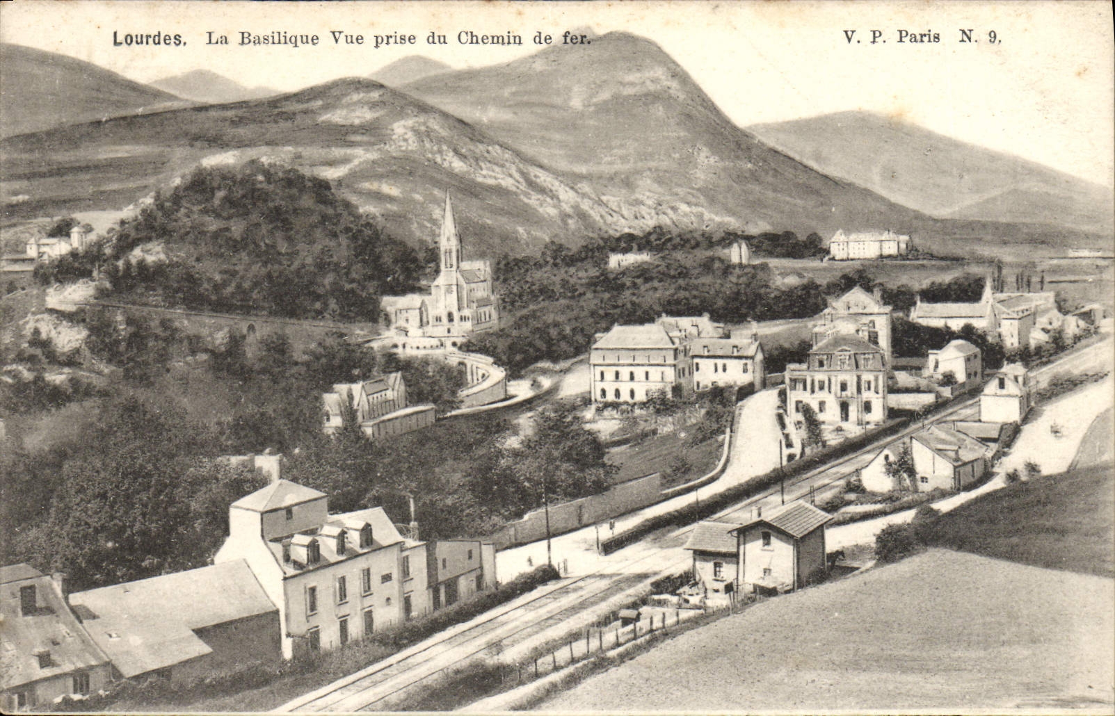 VINTAGE POSTCARD Heavy the Basilica Seen from of the Railroad