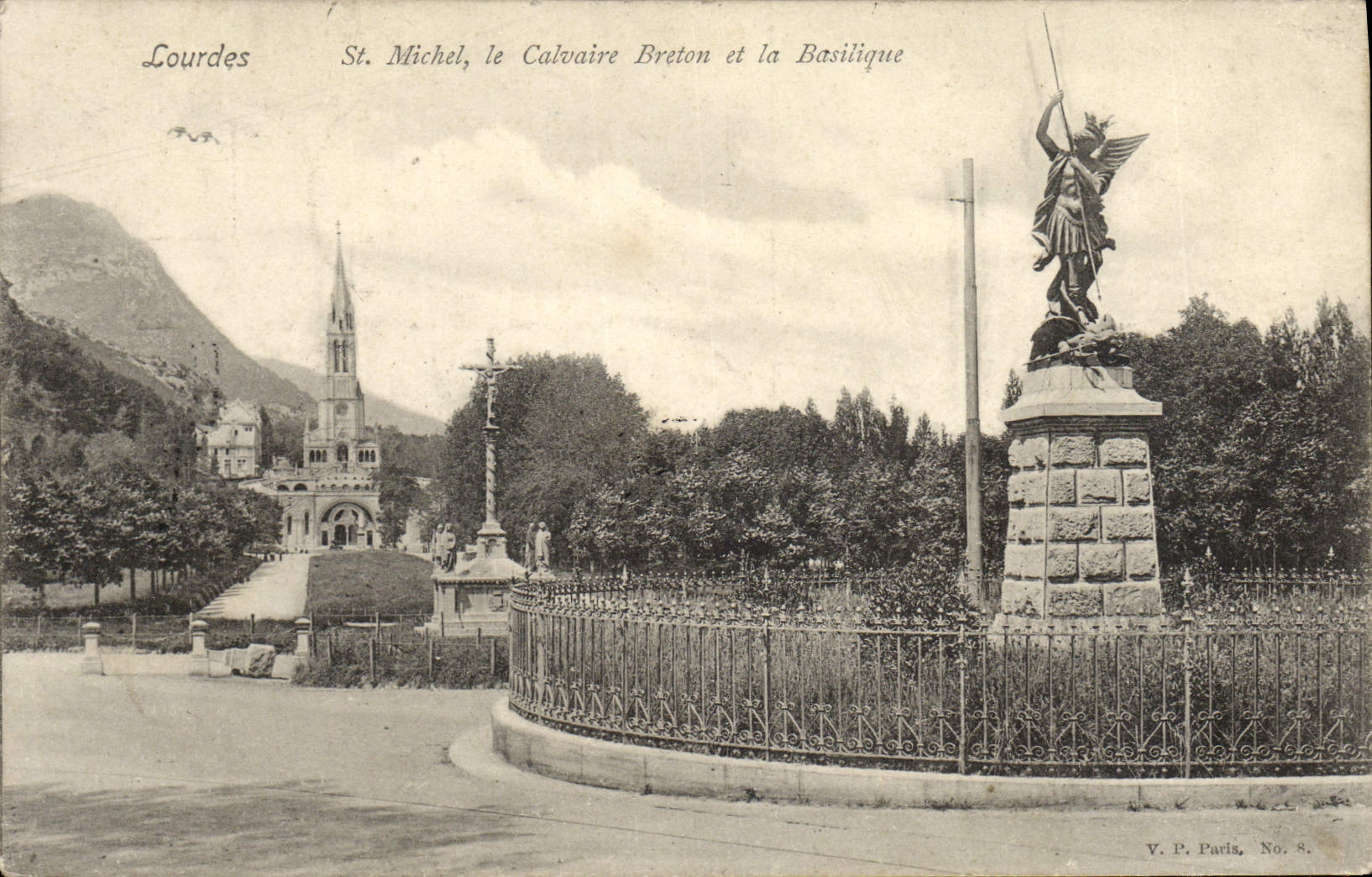 CPA Lourdes St Michel le Calvaire Breton et la Basilique