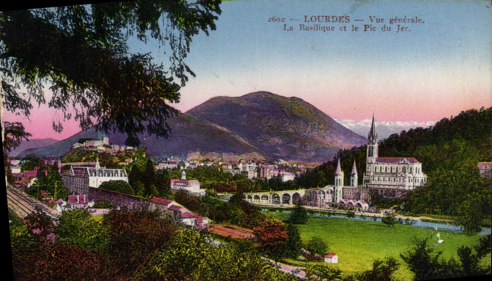 CPA Lourdes Vue Generale La Basilique et le Pic du Jer