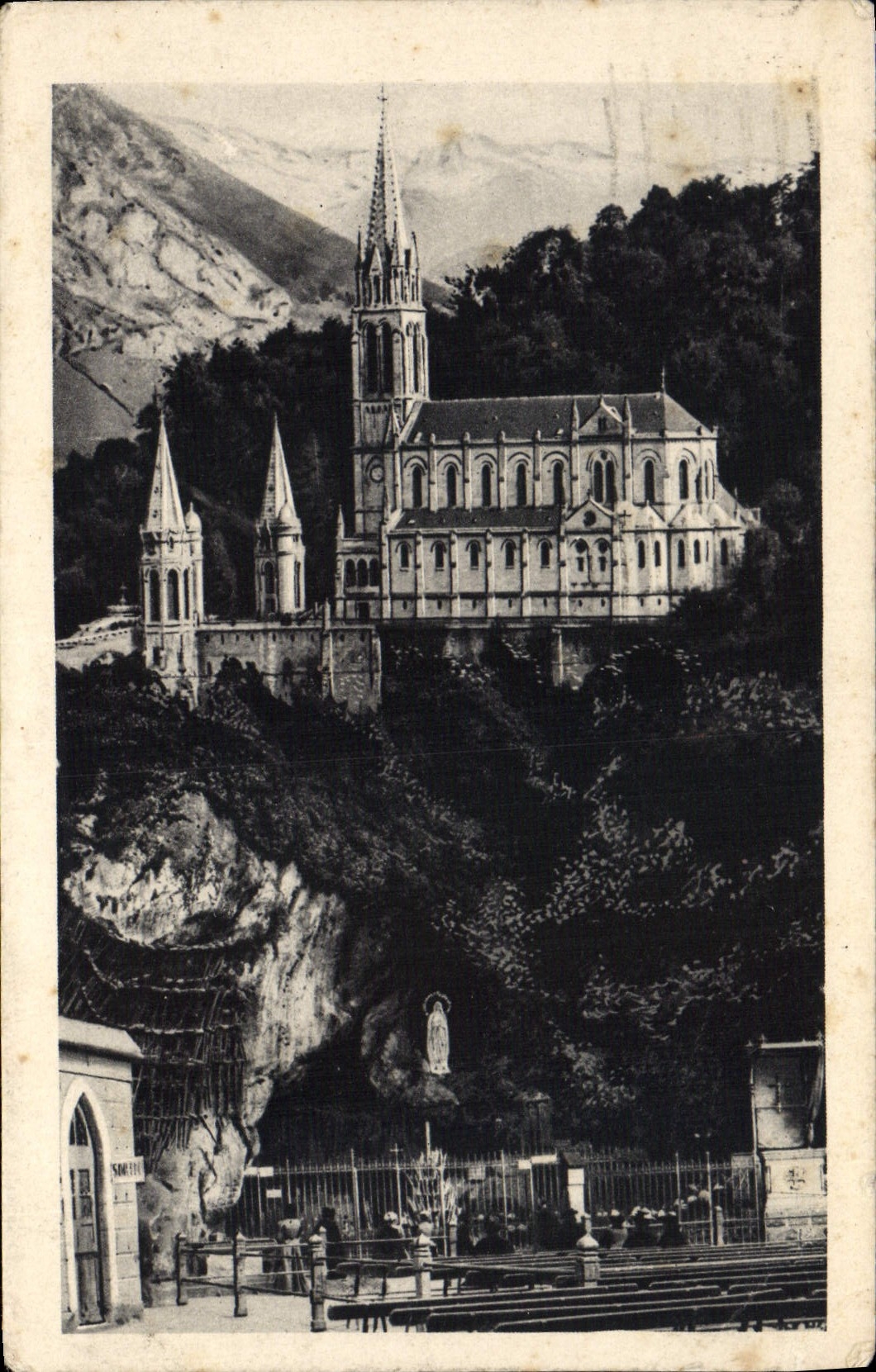 CPA Lourdes La Grotte et le Basilique
