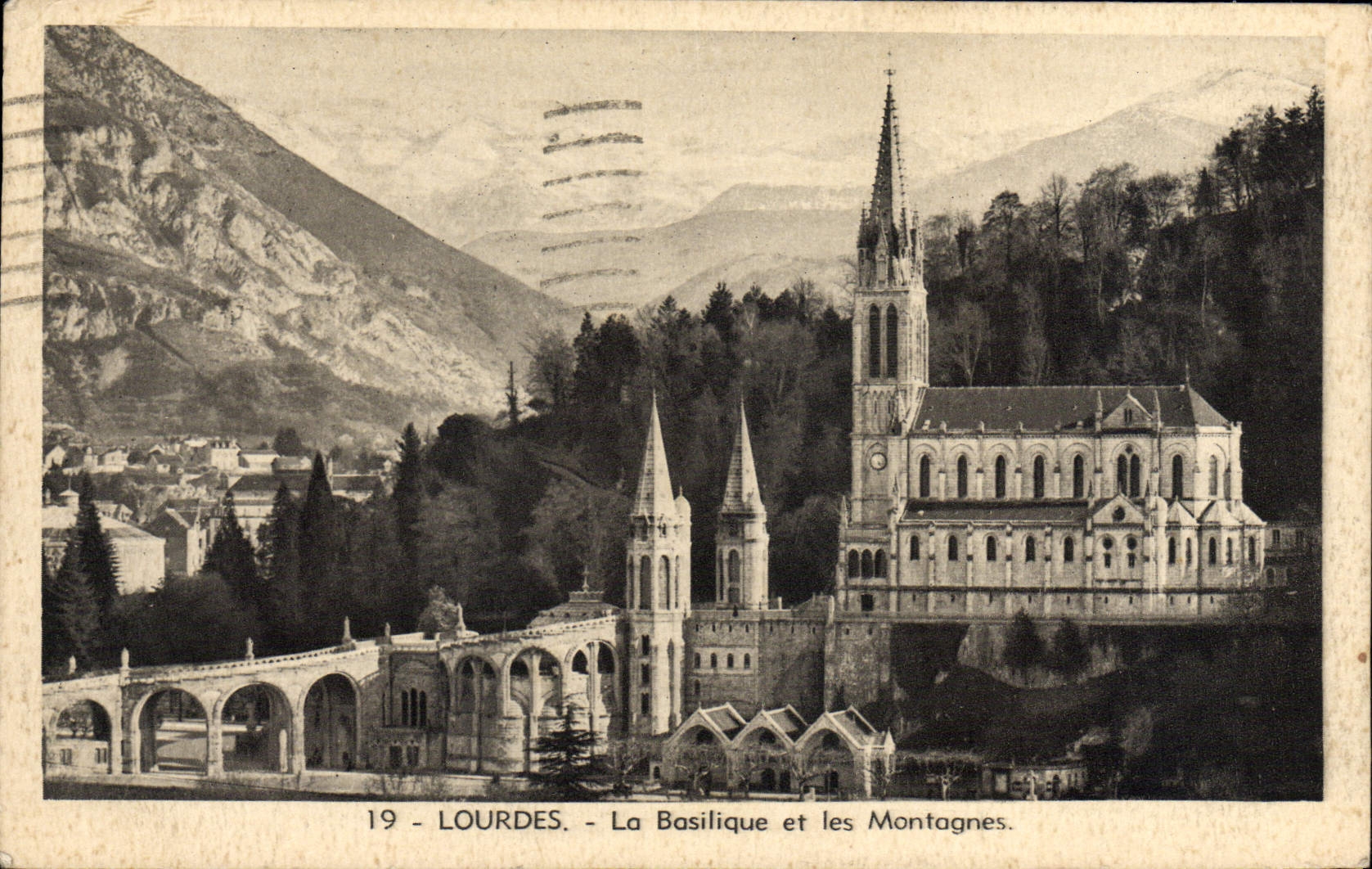 CPA Lourdes La Basilique et les Montagnes