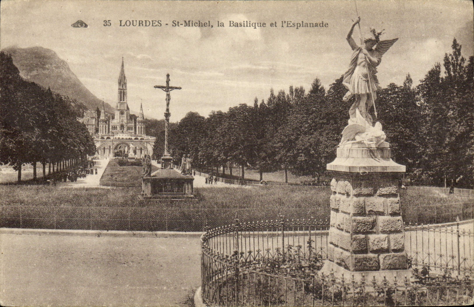 CPA Lourdes St Michel la Basilique et L'Esplanade