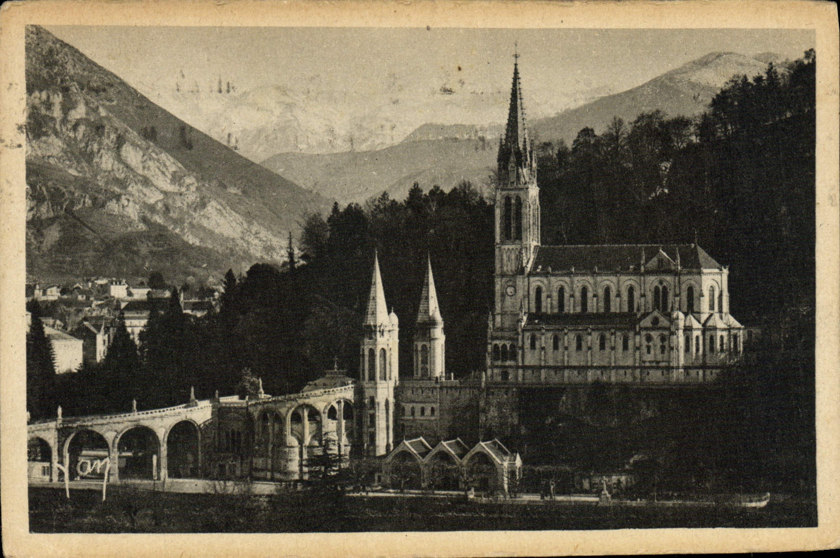 CPA Lourdes St Michel la Basilique et les montagnes