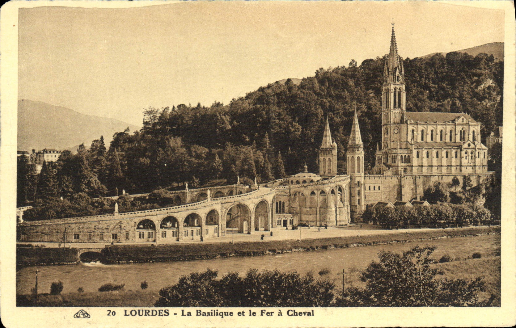 CPA Lourdes La basilique et le fer a cheval