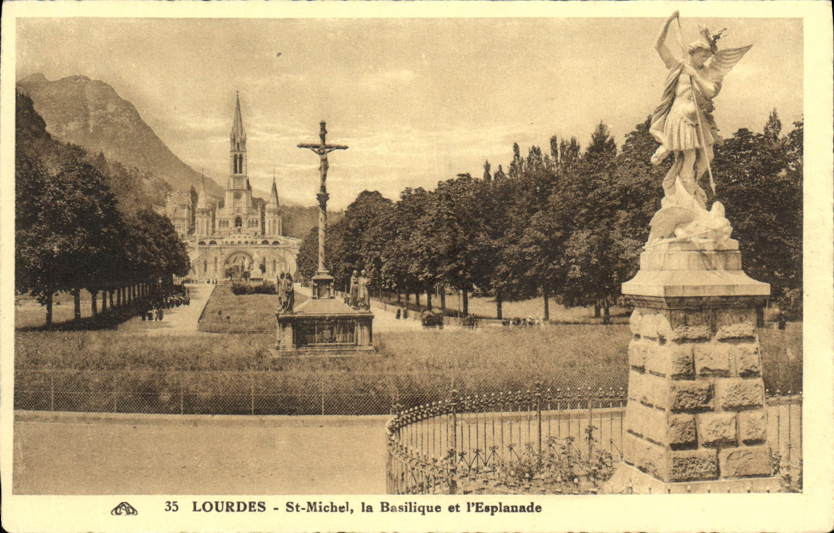 CPA Lourdes St Michel la Basilique et L'Esplanade