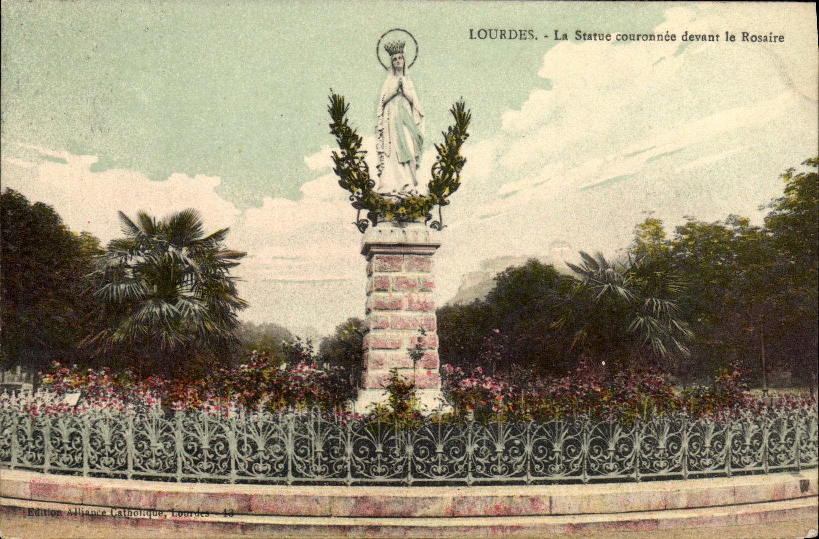 CPA Lourdes La Statue Couronnee Devant le Rosaire
