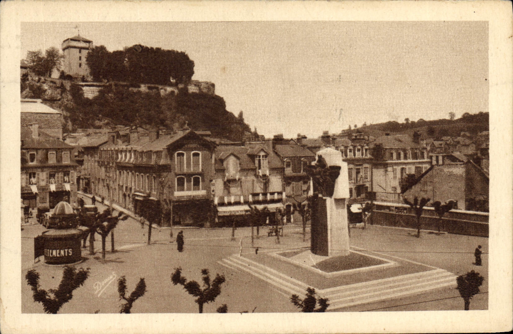 CPA Lourdes La playe Peyramale et le chateau fort