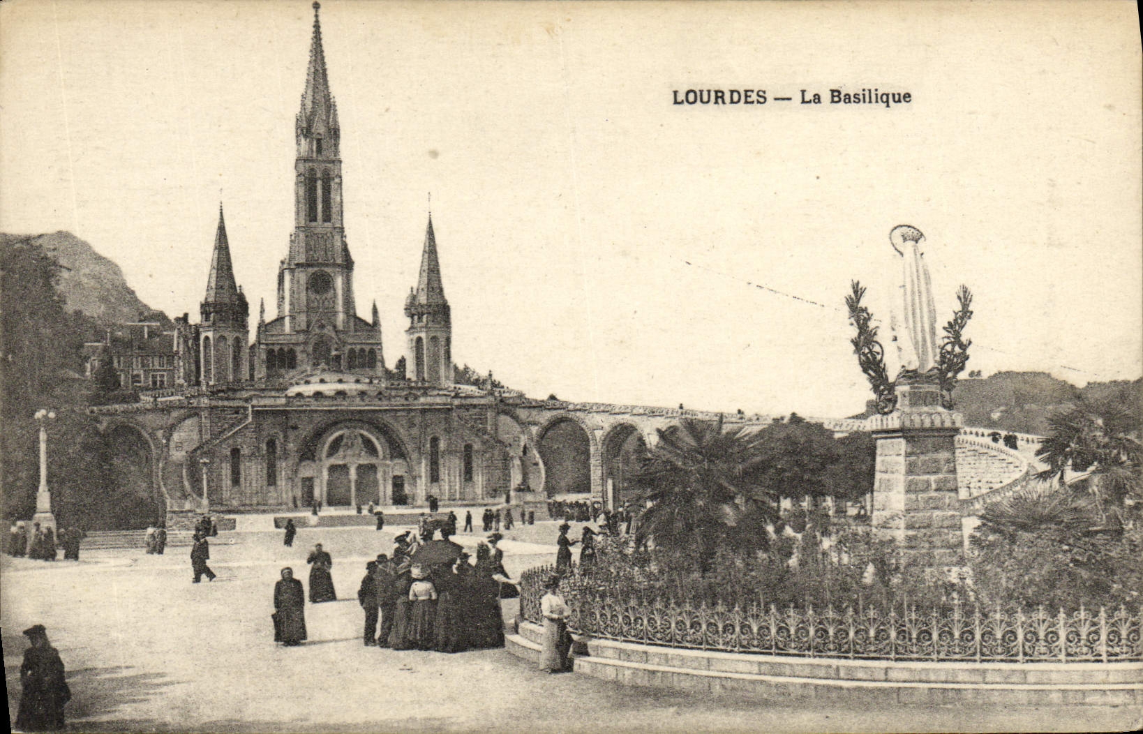 CPA Lourdes La Basilique