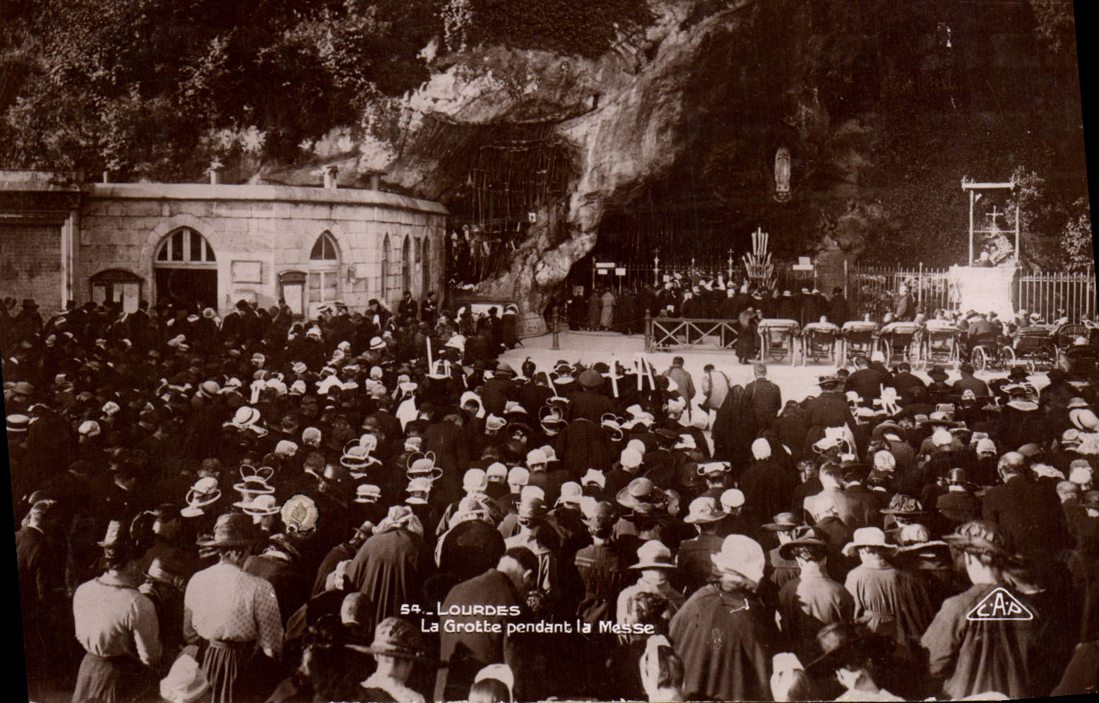 VINTAGE POSTCARD Heavy the cave during the mass