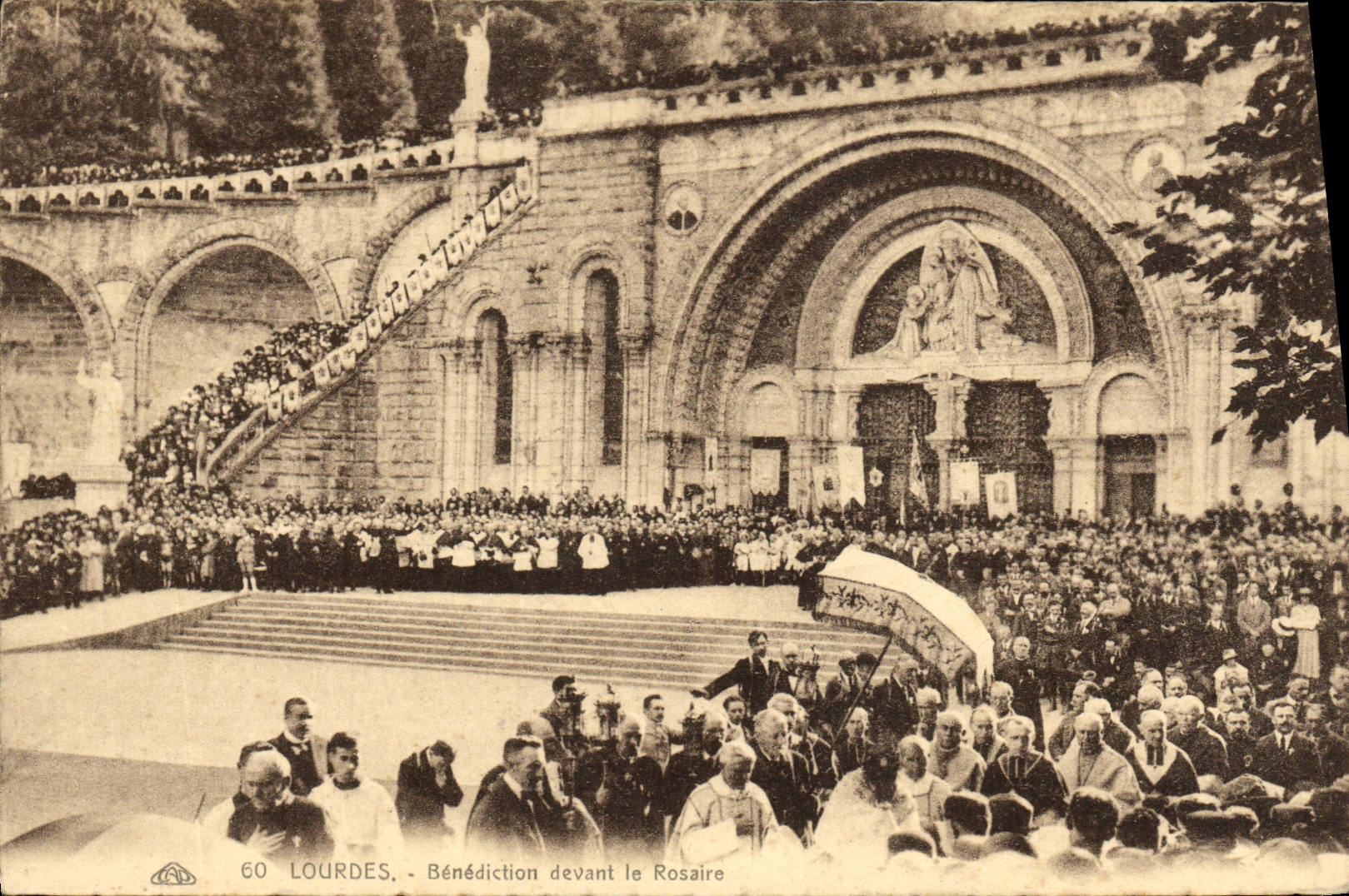 CPA Lourdes Benediction Devant le Rosaire